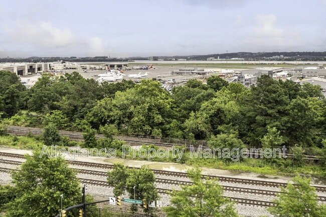 Building Photo - 3600 S Glebe Rd