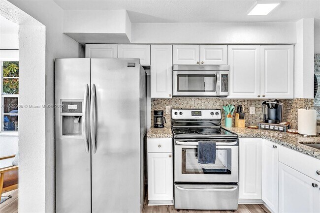 Building Photo - 4633 SW 28th Ave