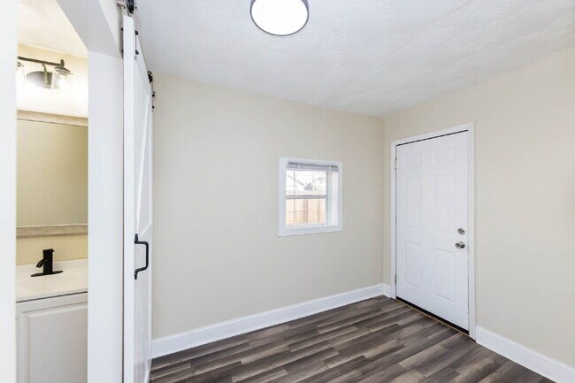 Building Photo - 2-Bedroom Home with Flexible Bonus Room Near Downtown Columbus