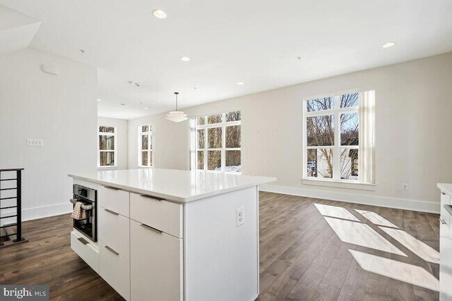 Building Photo - 11300 Emerald Park Rd