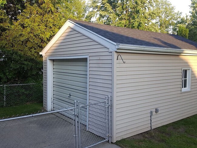 Building Photo - 614 Samantha Ave
