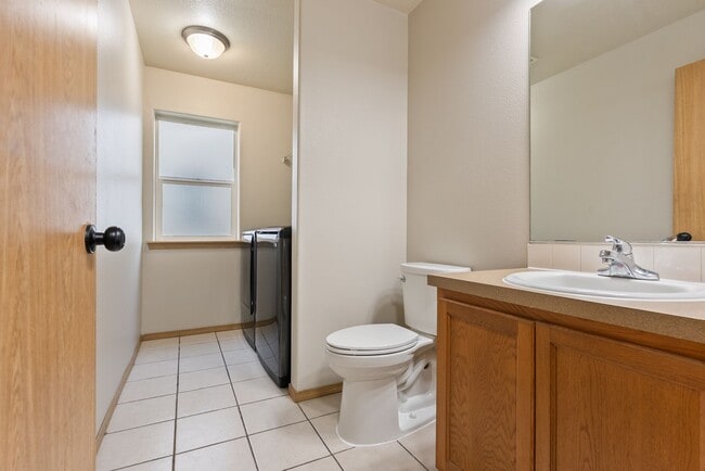 Building Photo - Beautiful Renovated 4b/2.5 bath home - SE Portland