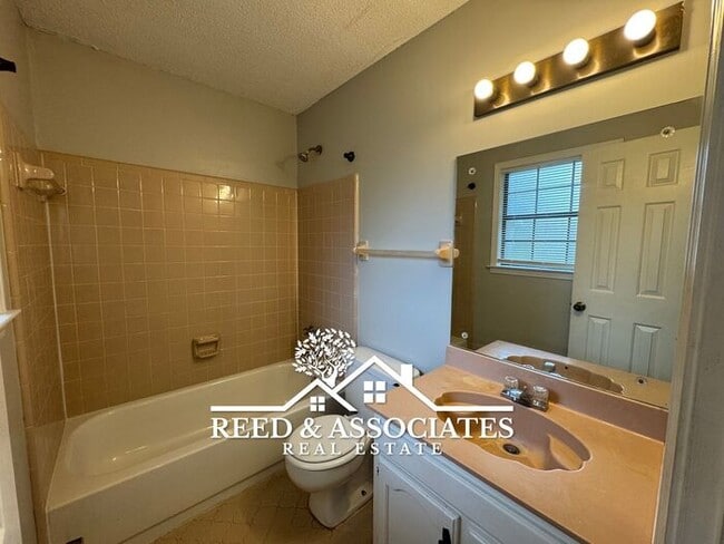 Building Photo - 3 Bedroom in Hickory Ridge - South Riverdale