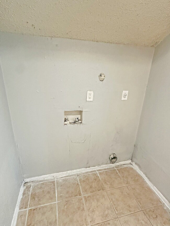 Building Photo - 7508 Oak Chase