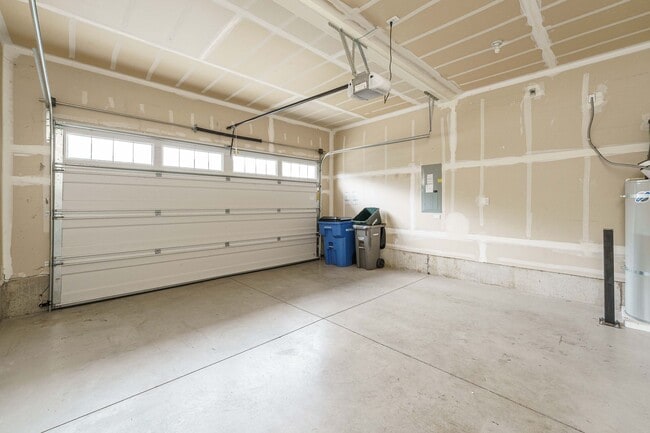 Building Photo - ASK ABOUT ONE MONTH FREE SPECIAL - Ask Us How! 3 Bedroom 2.5 Bath Townhome - Convenient Ridgefiel...