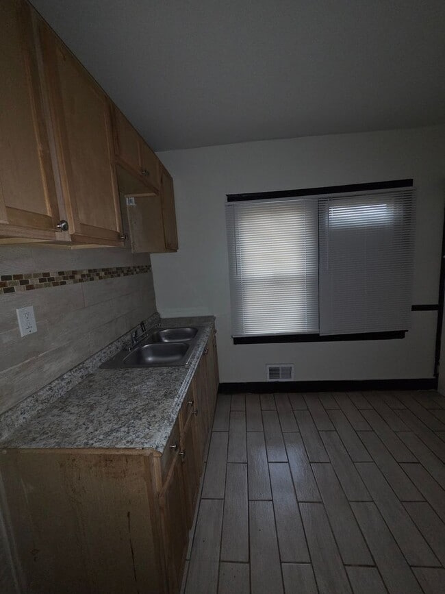 Building Photo - Three Bedroom Open Floorplan