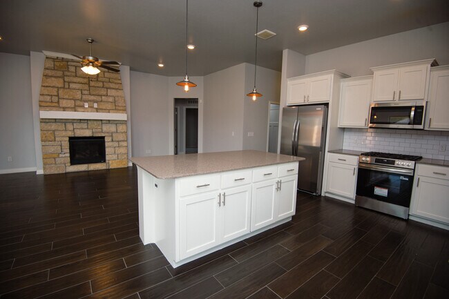 Building Photo - 4405 W Country Club Dr