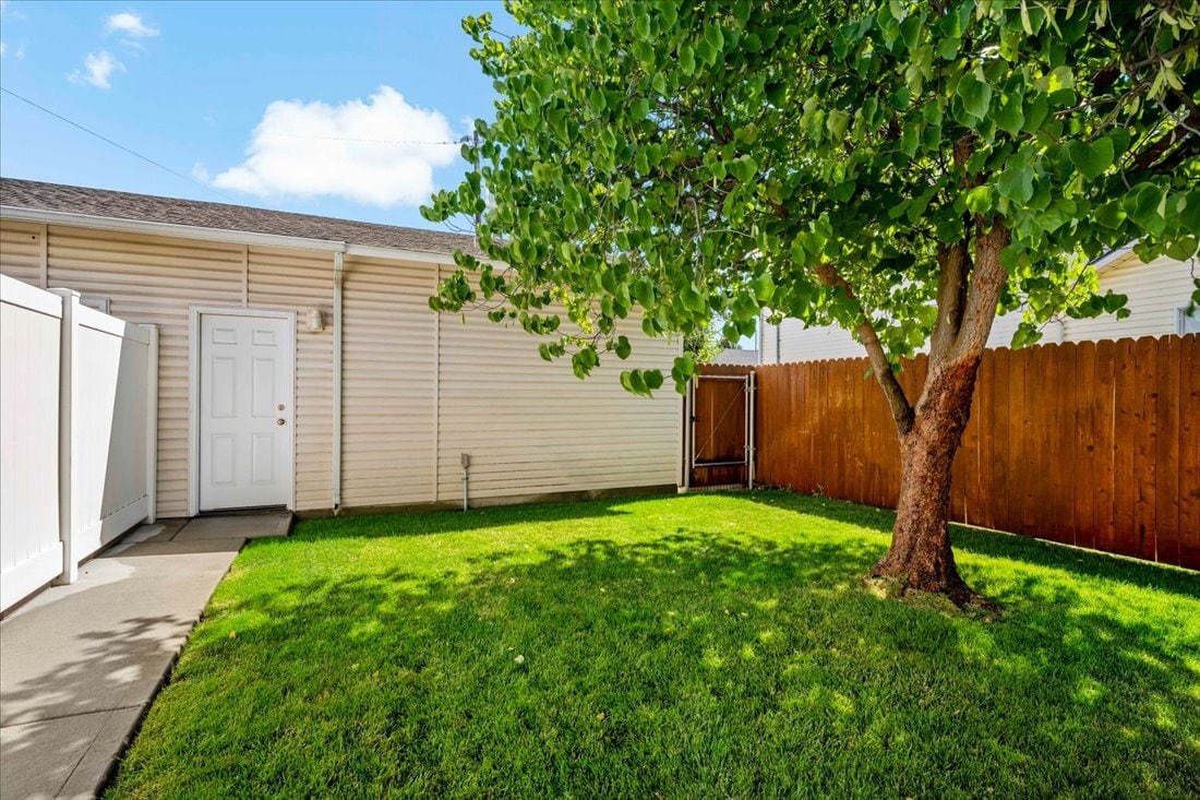 Building Photo - 3013 W Pleasanton Ave
