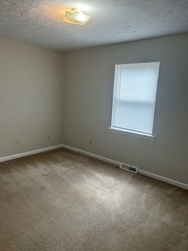 Building Photo - 6 or 18 MONTH LEASE AVAILABLE
