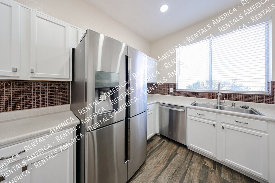 Building Photo - 15428 W Mauna Loa Ln
