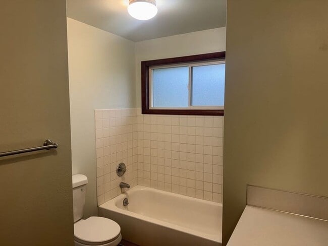 Building Photo - Large 2 bedroom duplex