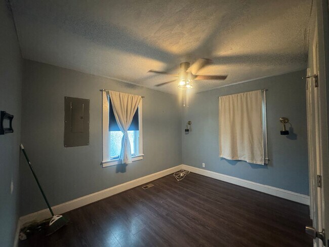 Building Photo - 1525 Hawthorne Dr
