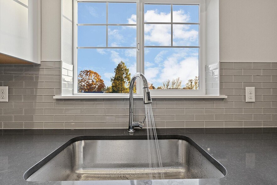 Building Photo - Modern Hillsboro apartment 2 blocks from O...