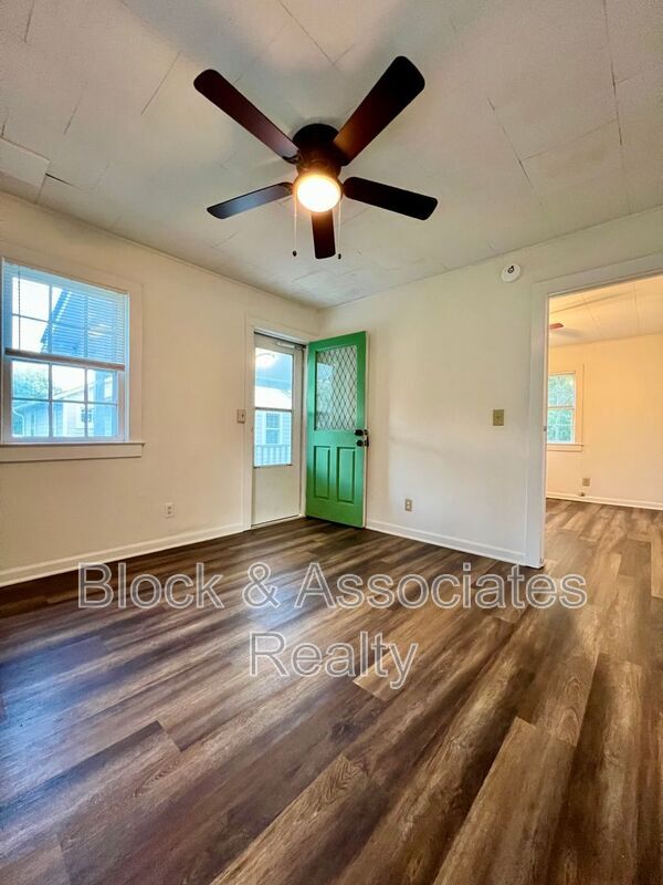 Building Photo - 407 Dobson St