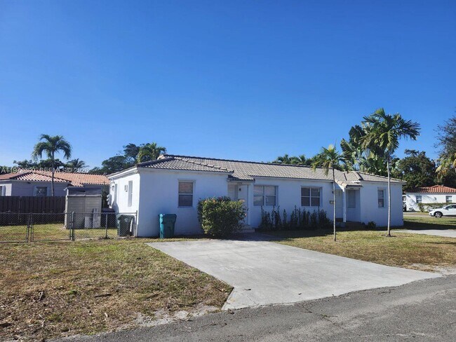 Building Photo - 11220 NE 11th Pl