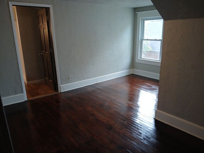 Building Photo - Beautiful Hardwood Floors