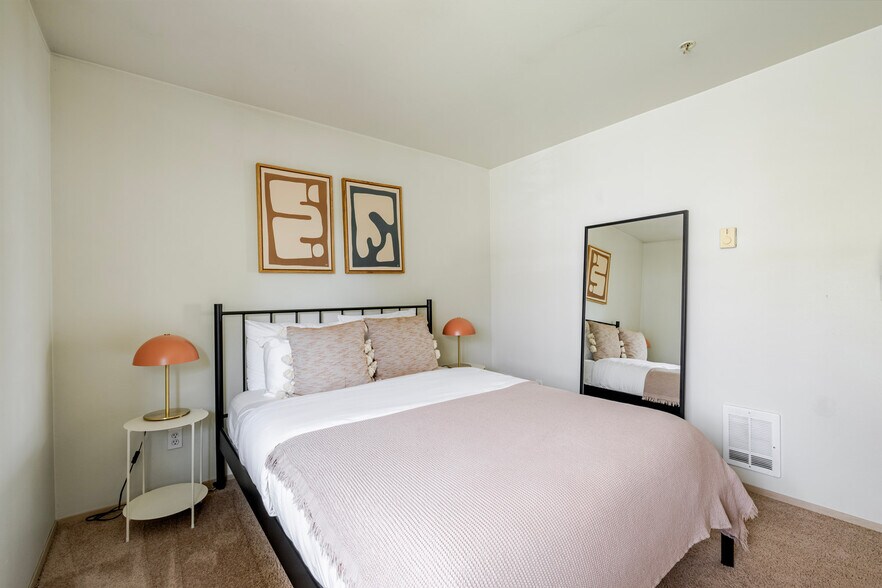 Building Photo - 4740 21st Ave NE