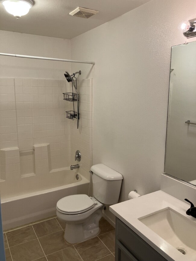 Building Photo - $500.00 OFF FIRST MONTH'S RENT!!!!! North ...