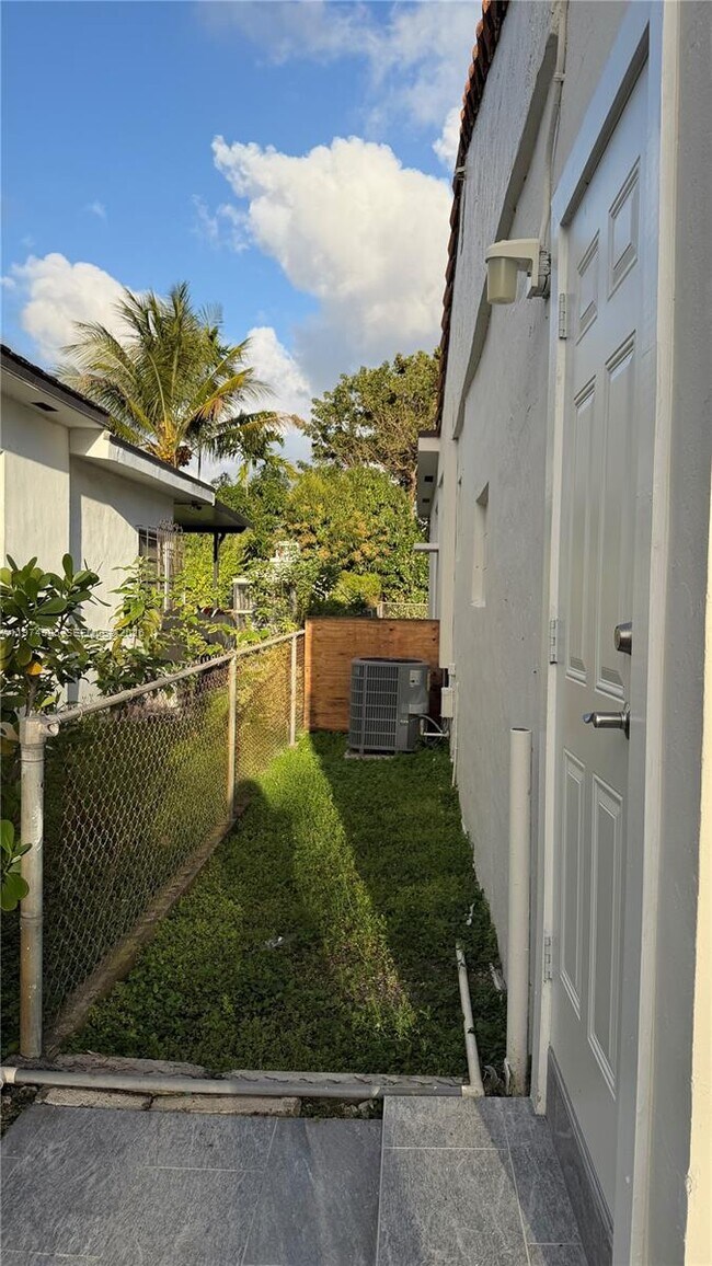 Building Photo - 345 SW 49th Ave