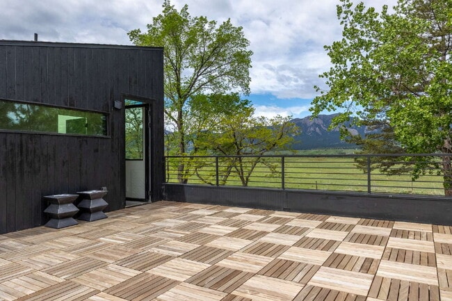 Building Photo - Modern Luxury Rental with Unobstructed Flatiron Views