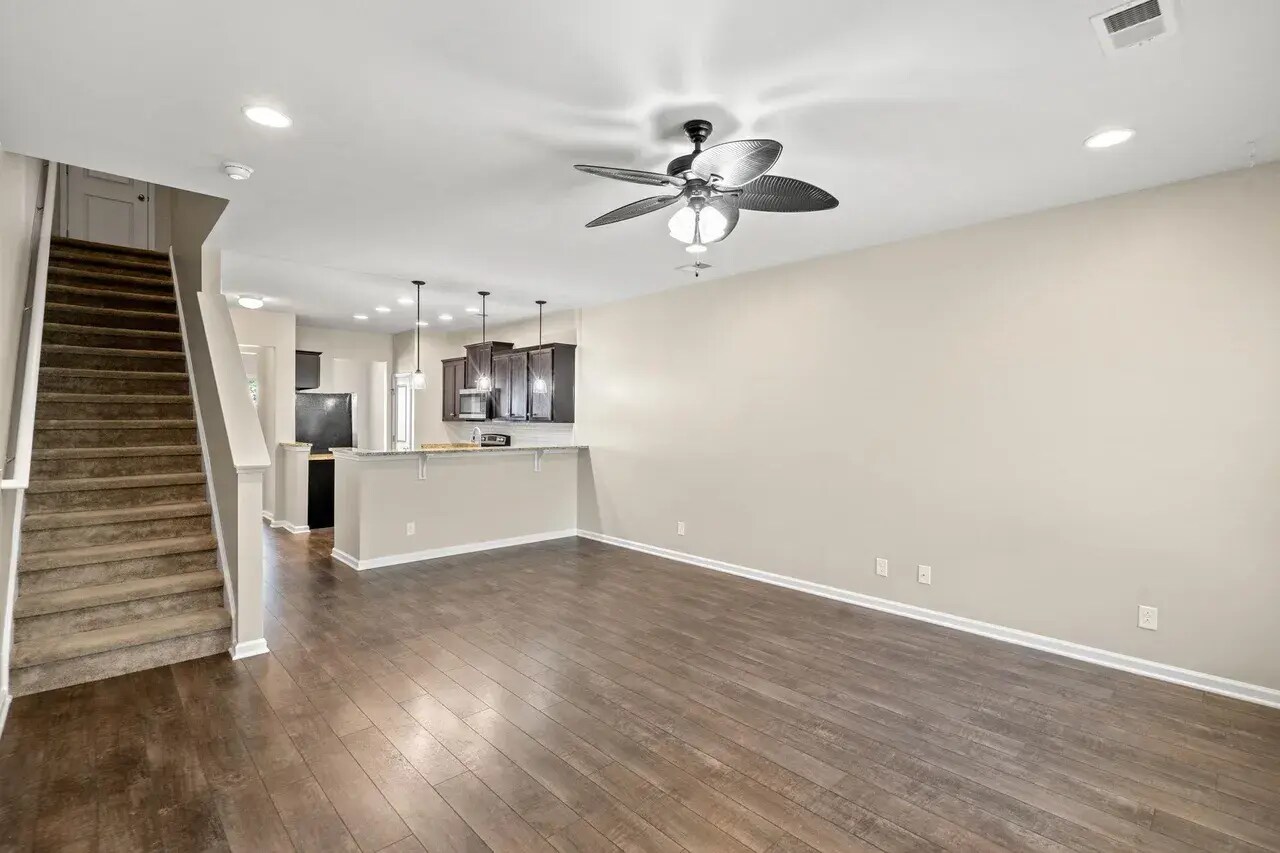 Building Photo - 261 Castle Dr
