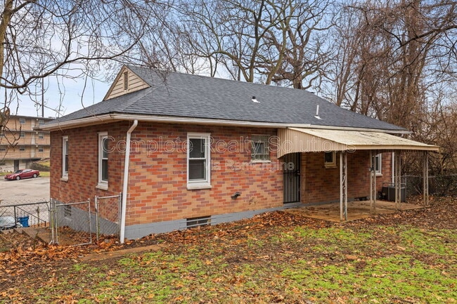 Building Photo - 375 Adrian Dr