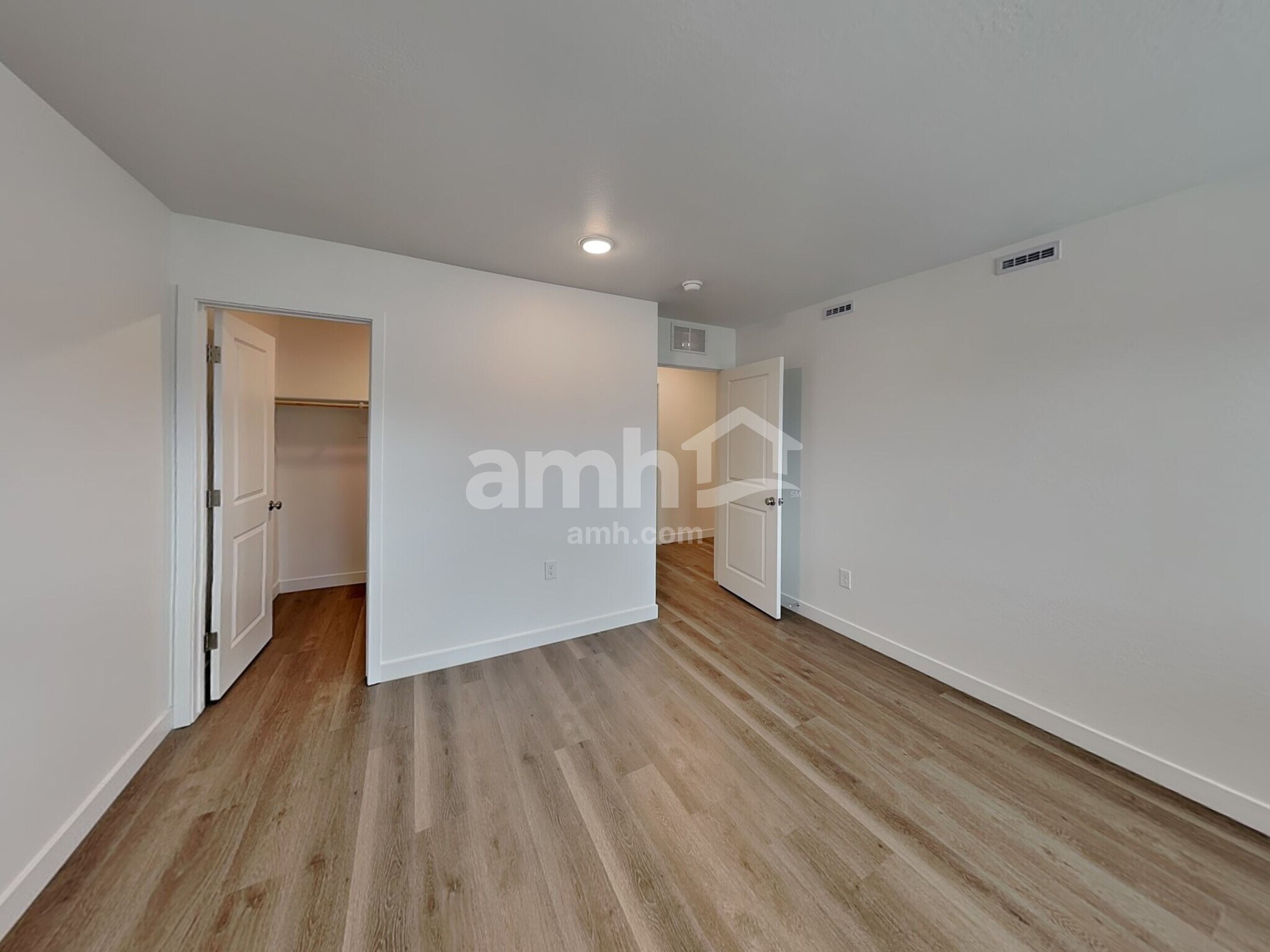 Building Photo - 9724 W Parkway Dr