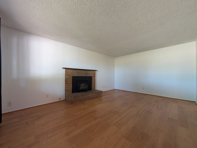 Building Photo - 3-bedroom, 1-Bath Duplex On a Corner Lot In The Bethel Area