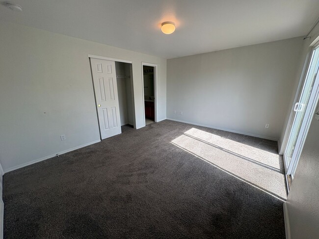 Building Photo - SCHEDULE A TOUR TO VIEW THIS COZY OPEN FLOORPLAN DUPLEX IN REDMOND!!