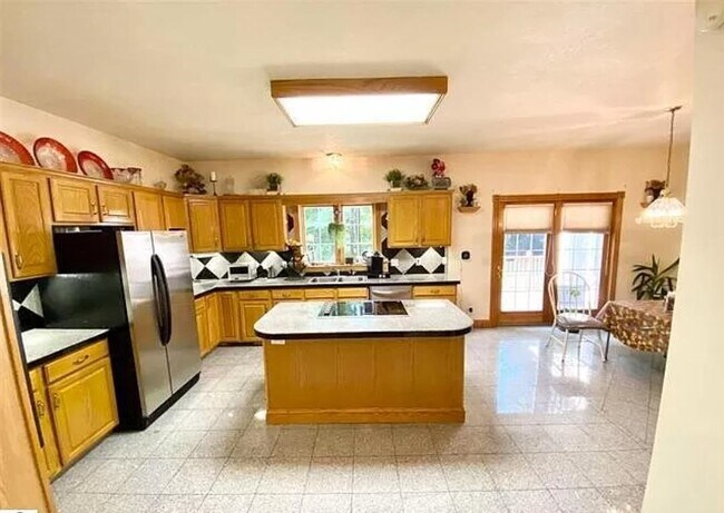 Building Photo - 1556 Shagbark St