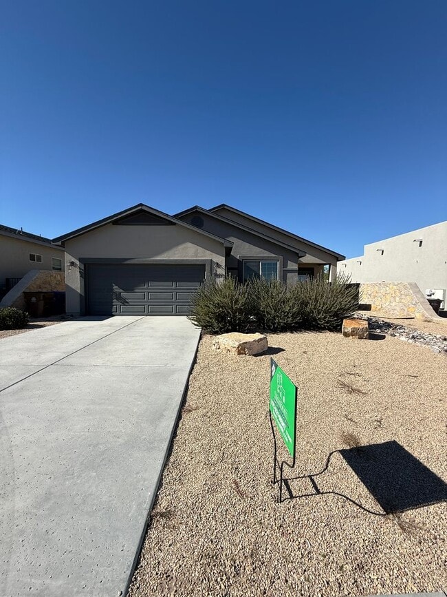 Building Photo - Modern 3 Bed, 2 Bath Home