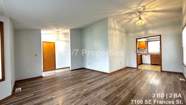 Building Photo - Updated 3BD | 2BA Home with Garage & Large Deck - Hillsboro