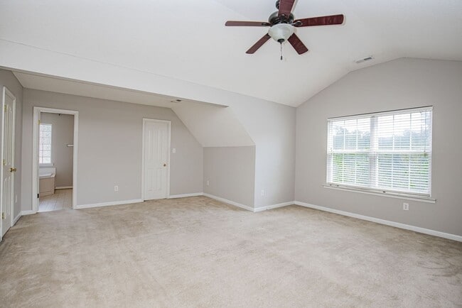 Building Photo - Beautiful Chesterfield Home Is Ready For Y...