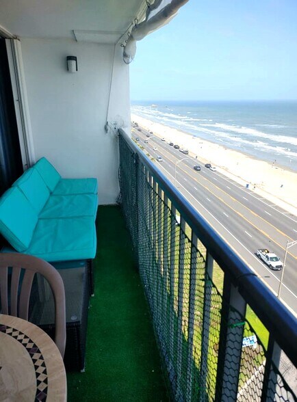 Building Photo - 7310 Seawall Blvd