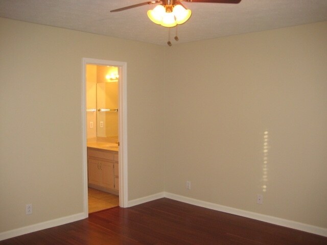 Building Photo - 1013 Victoria Ln W