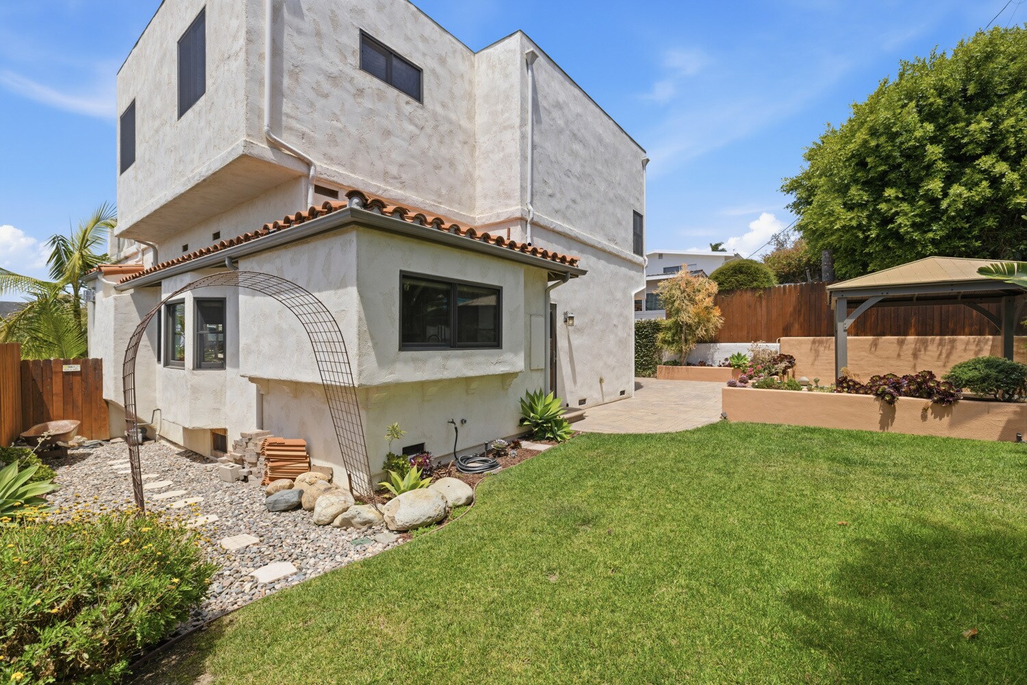 Building Photo - 173 W Avenida Alessandro