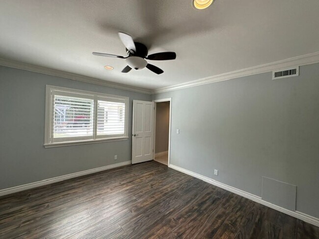 Building Photo - 1635 Larkfield Ave