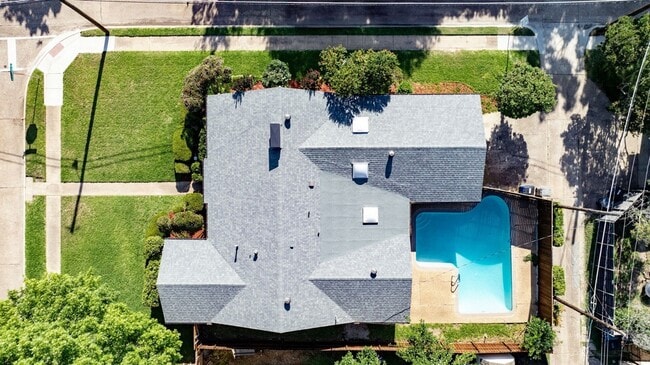Building Photo - 3875 Buckthorne Dr