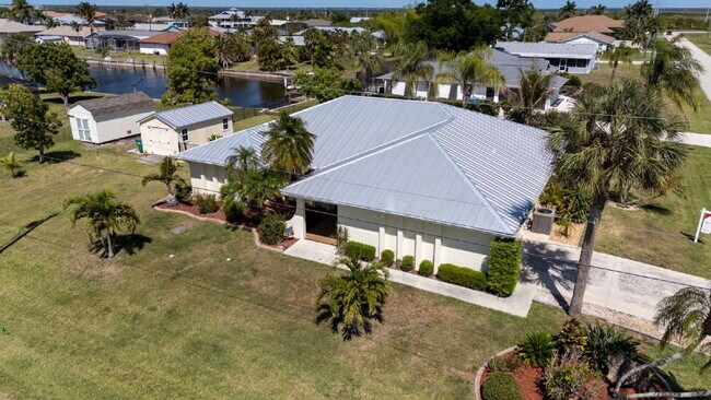 Building Photo - "Spacious 3-Bed Sanctuary with 3.5 Baths in Charming Port Charlotte!"