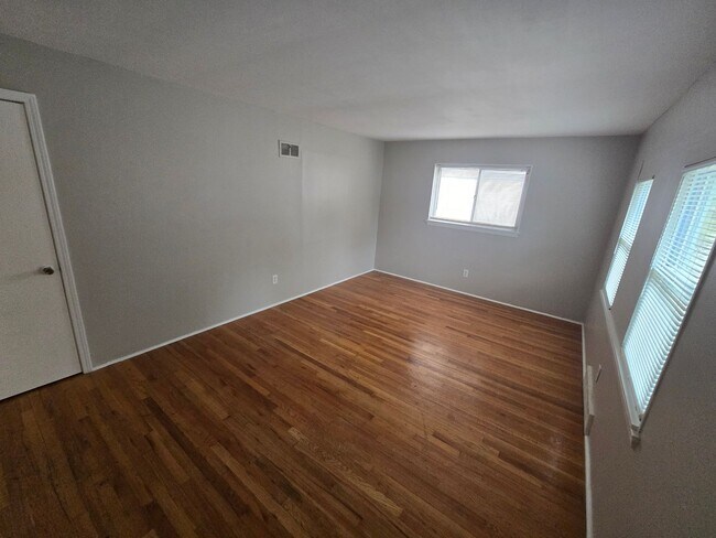 Building Photo - Connected Comfort Near New Florissant