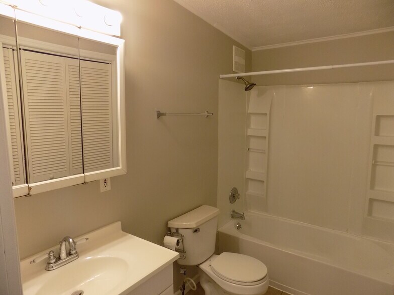 Building Photo - 2505 Maplewood Dr