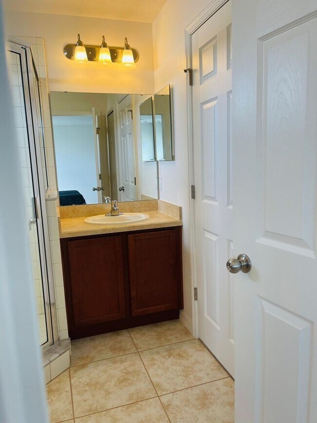 Building Photo - Brand new 4 bed 2 1/2 bath house in gated ...