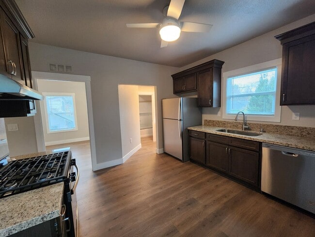 Building Photo - 845 9th Ave