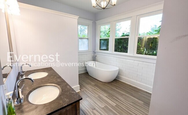 Building Photo - 3 Bed/2 Bath Home with Fenced Yard / Pet-Friendly / Available Now!