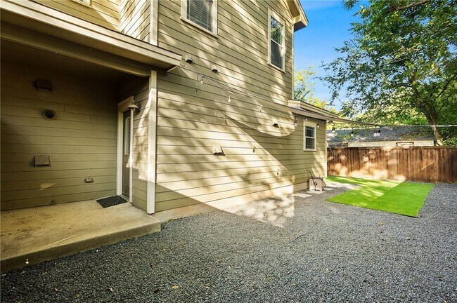 Building Photo - 3207 Holton St