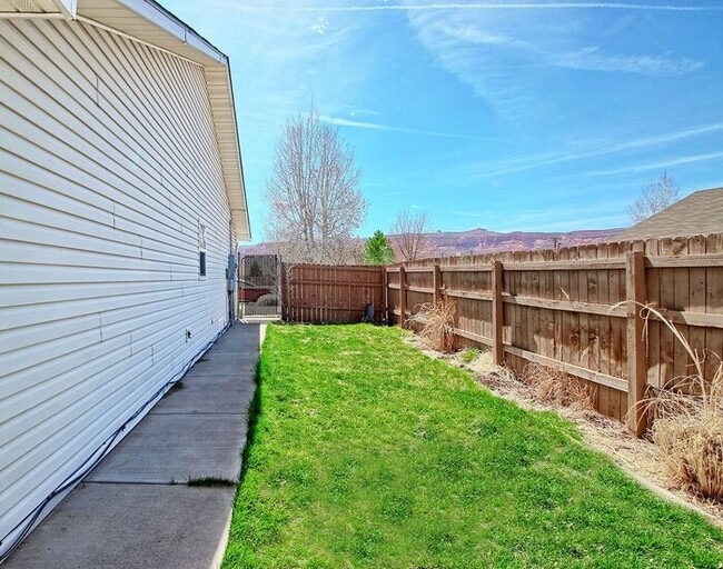 Building Photo - Beautiful 3 bedroom Fruita Home