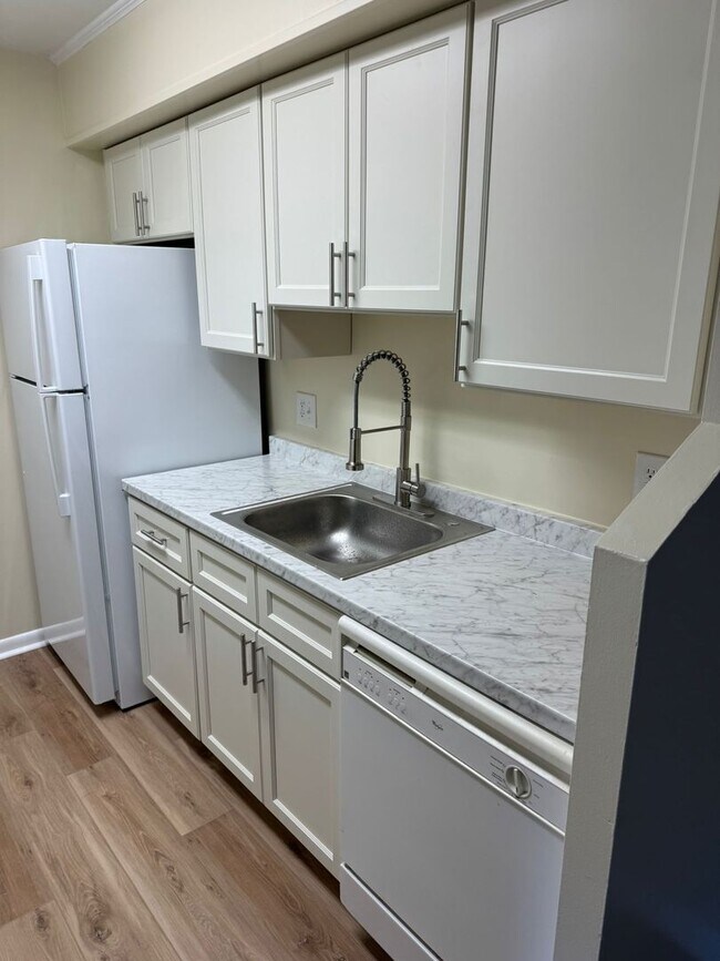 Building Photo - 102-4 Turtle Creek Road