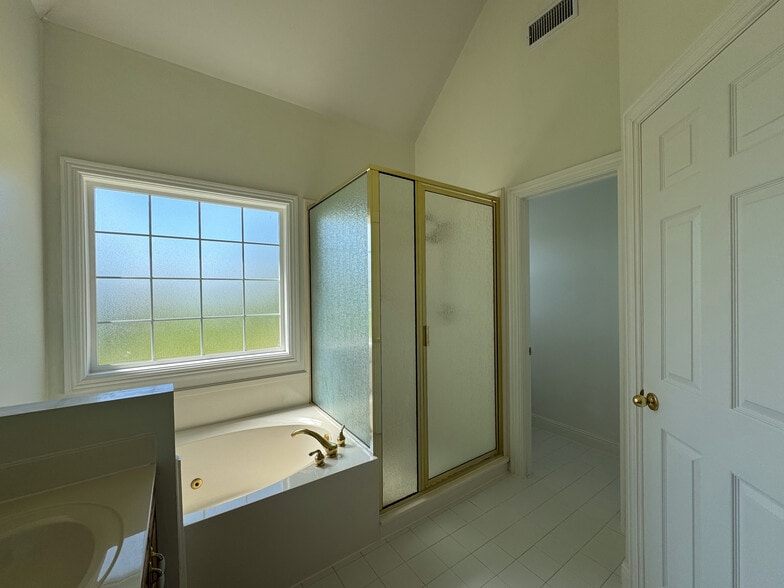 Master Bath - 806 Muscogee Way