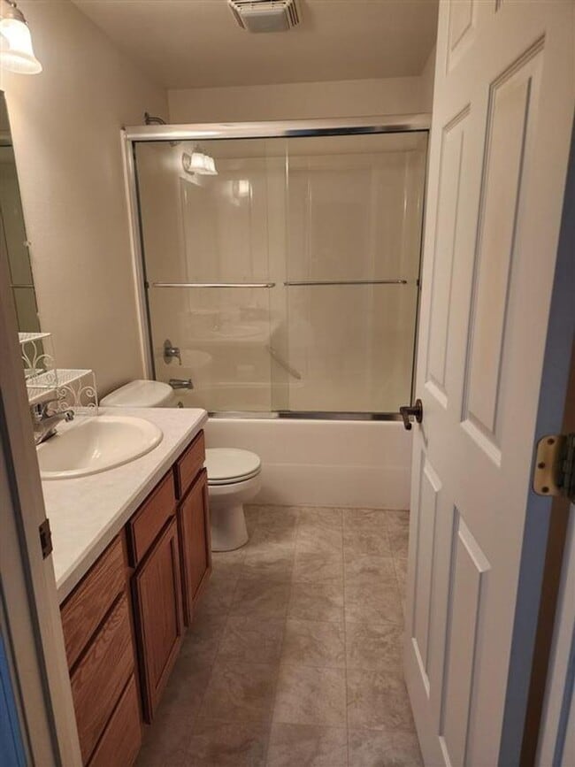 Building Photo - Three Bedroom - Low maintenance, west-end,...