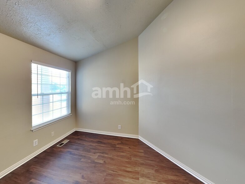 Building Photo - 4525 W Lake Breeze Ln
